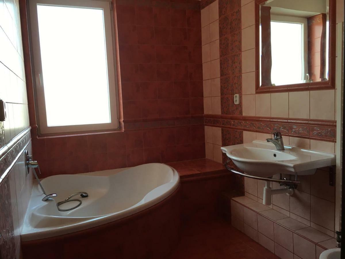 Spacious Apartment In Town Centre Nové Zámky エクステリア 写真