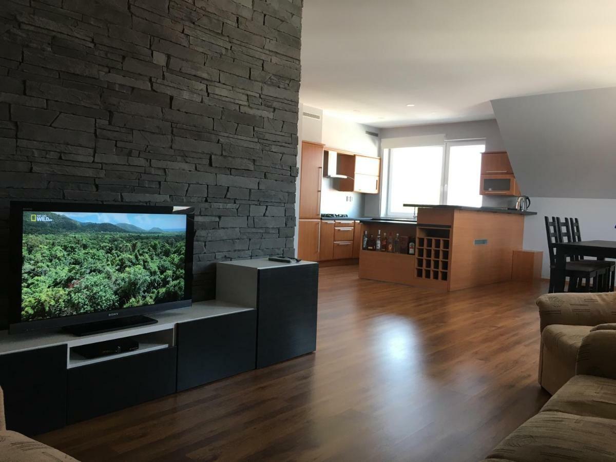 Spacious Apartment In Town Centre Nové Zámky エクステリア 写真